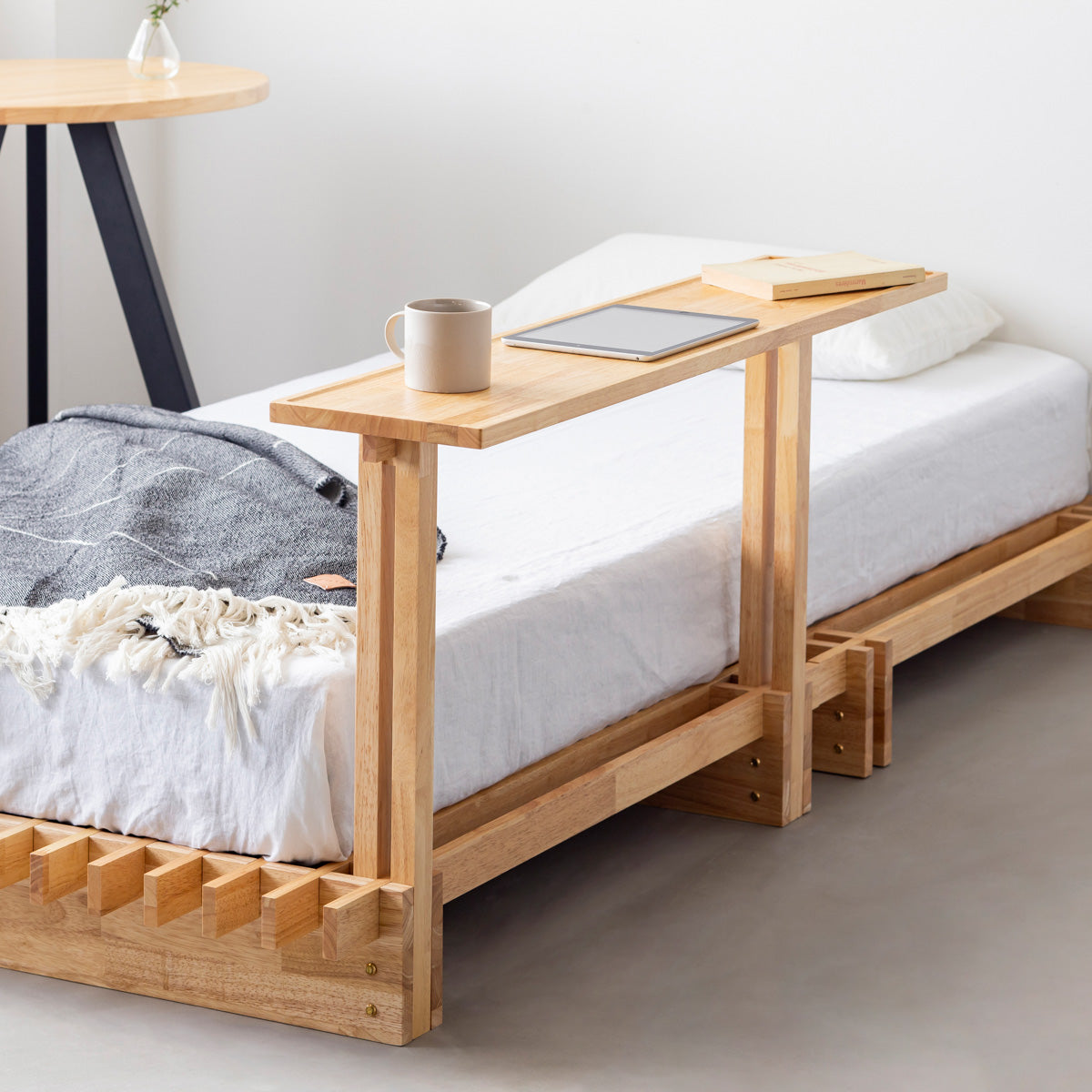 KOTAのSUNOKO BEDをカスタマイズするAdd-onシリーズのナチュラルカラーの木製ロングテーブル(使用例)