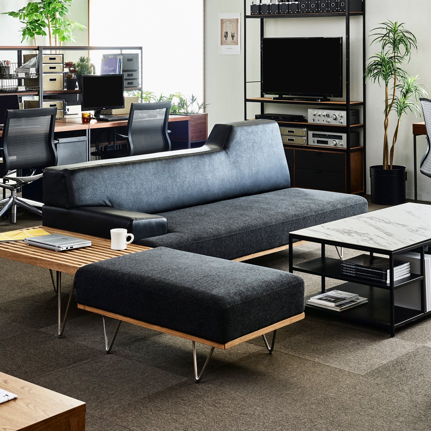 カウチソファのオットマンにもなるシンプルなスツール（使用例3）
