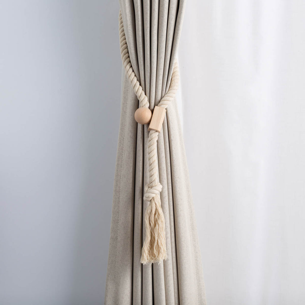 かなでもののざっくりと編んだロープと木の留め具がアンニュイな雰囲気を醸し出すナチュラルなアイボリー色の素敵なマグネットタッセル