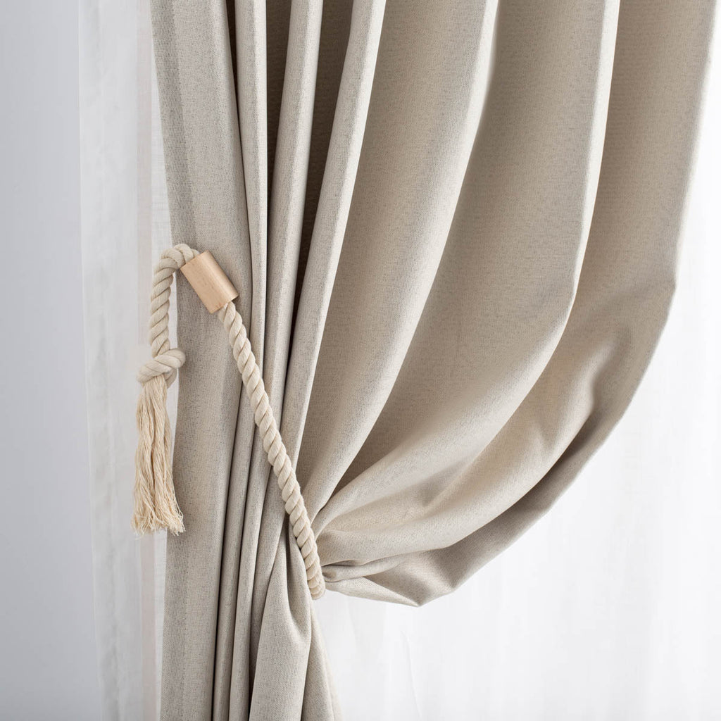 かなでもののざっくりと編んだロープと木の留め具がアンニュイな雰囲気を醸し出すナチュラルなアイボリー色の素敵なマグネットタッセル(横からのアングル)