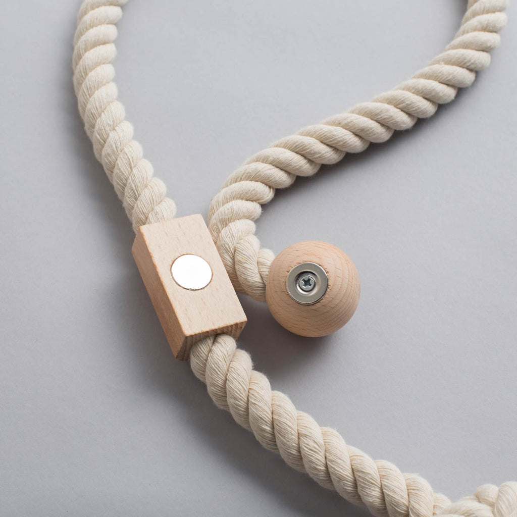 かなでもののざっくりと編んだロープと木の留め具がアンニュイな雰囲気を醸し出すナチュラルなアイボリー色の素敵なマグネットタッセル(タッセル単体)・クローズアップ