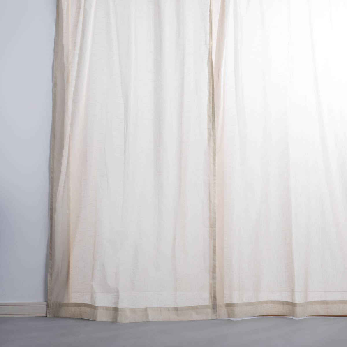 かなでものの綿と麻(95:5)を組み合わせたベージュの天然素材100%の優しい風合いと手触りの薄地フラットカーテン