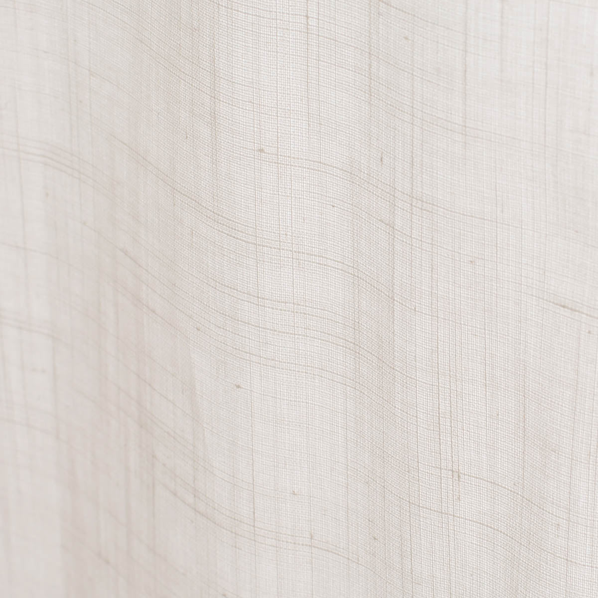 かなでものの綿と麻(95:5)を組み合わせたベージュの天然素材100%の優しい風合いと手触りの薄地フラットカーテンの表面