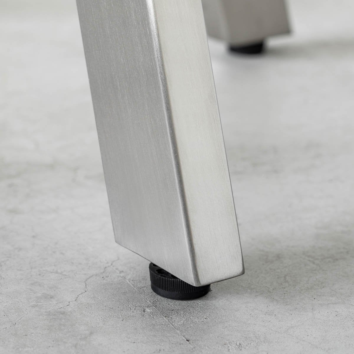 Kanademono のラバーウッドの大型カフェテーブル