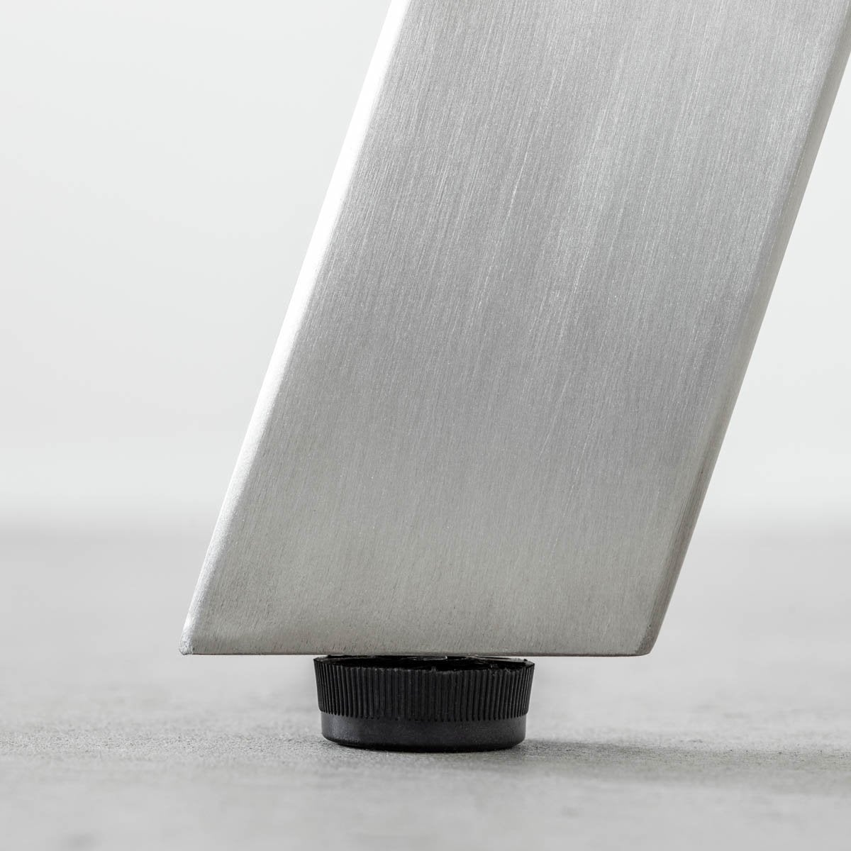 Kanademonoのサテンウォルナットのカフェテーブル