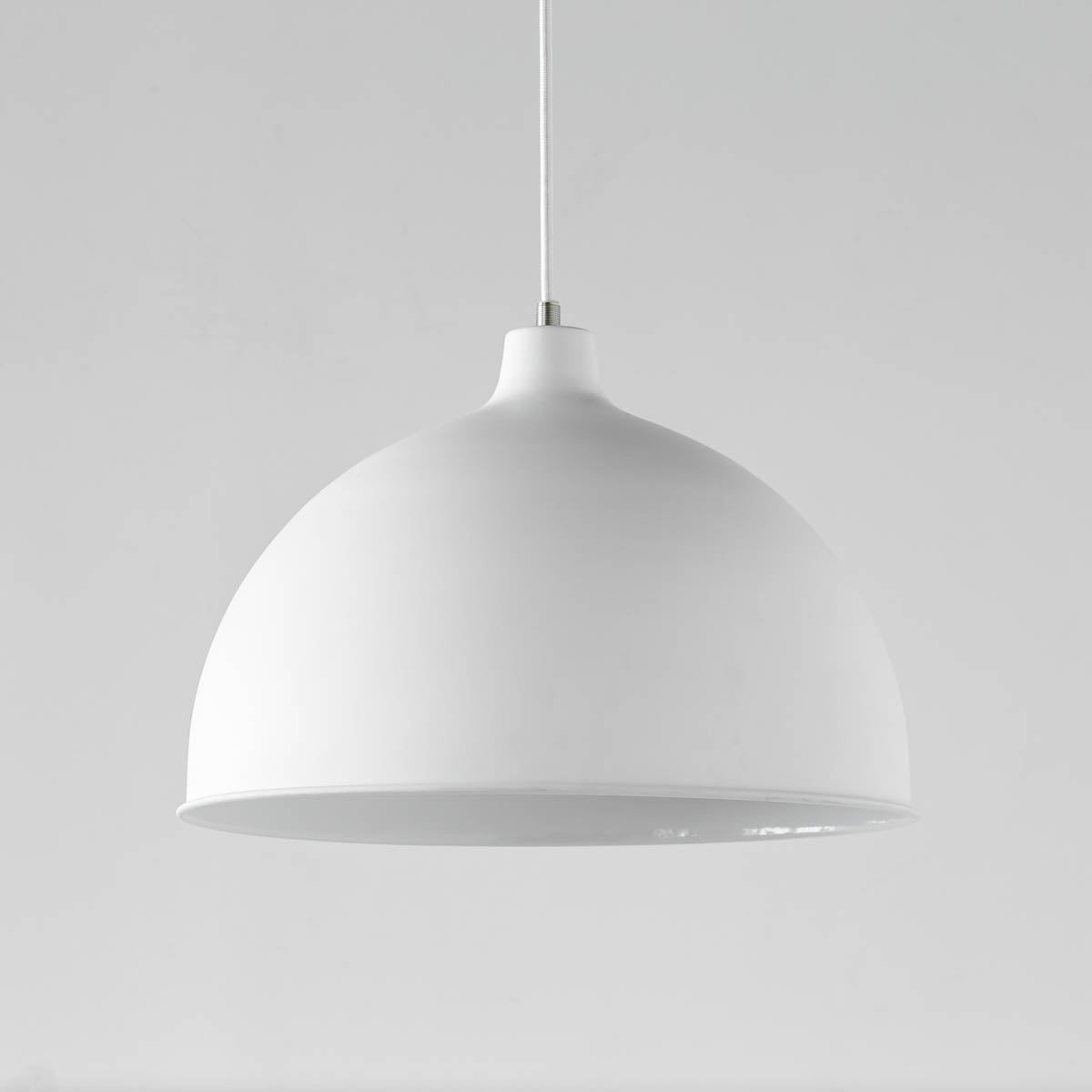 かなでもののマットホワイトの美しいアイアンの質感にシンプルなシェードのデザインが映えるペンダントライト