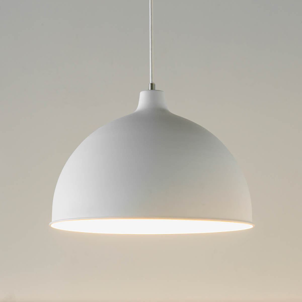 かなでもののマットホワイトの美しいアイアンの質感にシンプルなシェードのデザインが映えるペンダントライト(点灯)