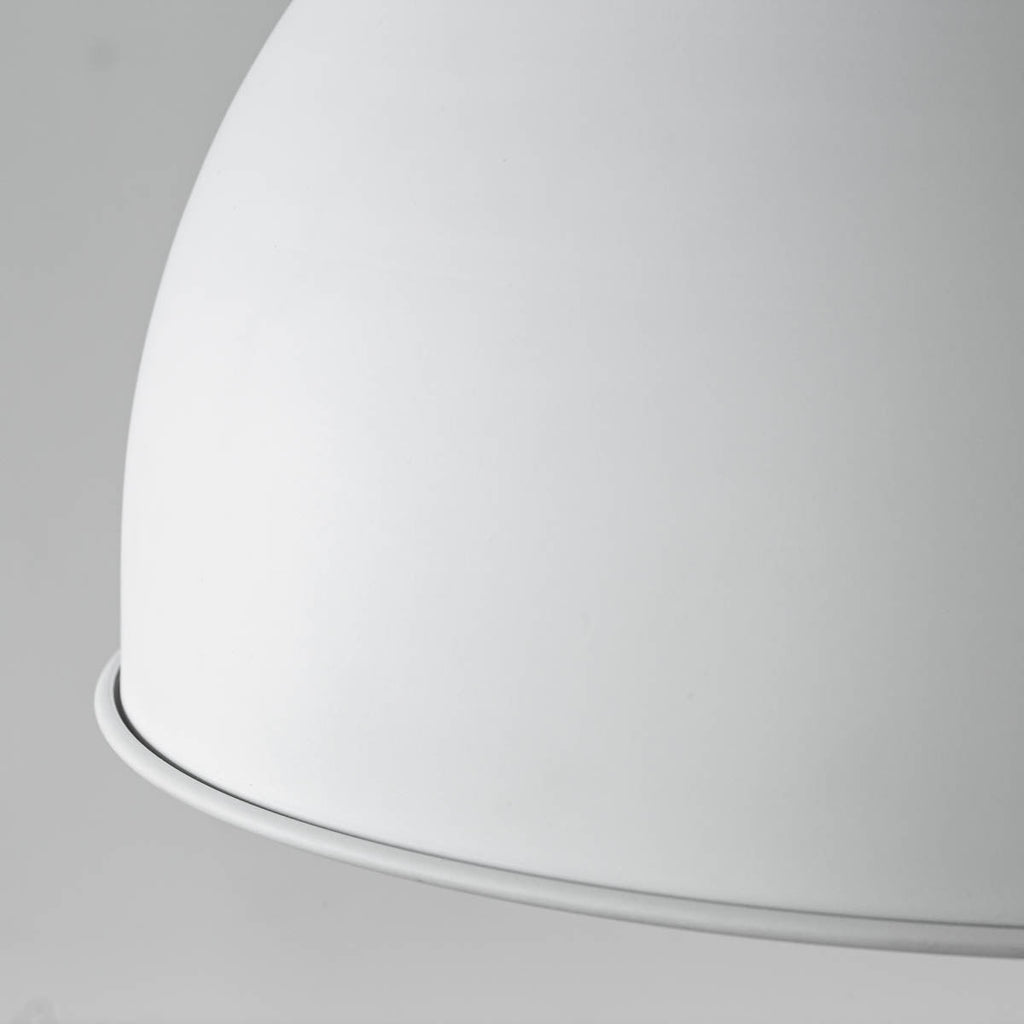 かなでもののマットホワイトの美しいアイアンの質感にシンプルなシェードのデザインが映えるペンダントライト・クローズアップ