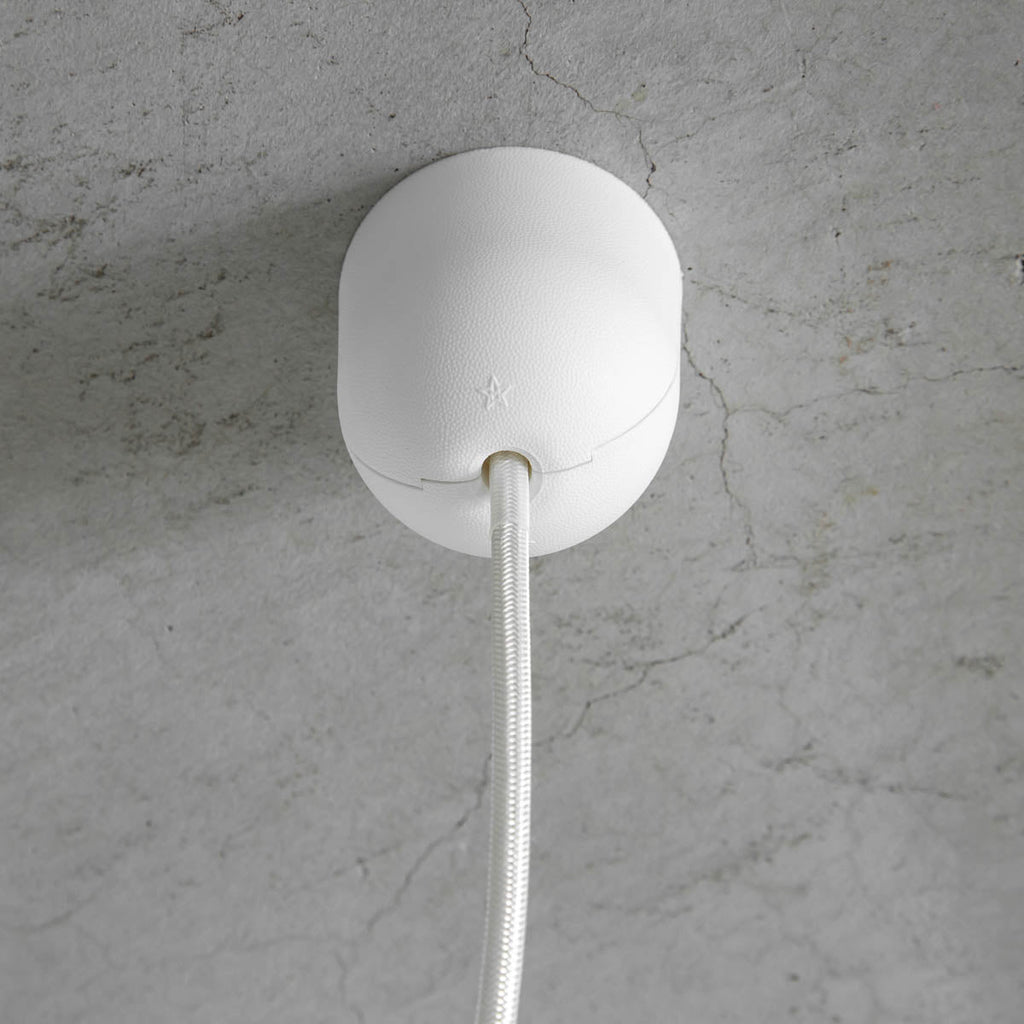 かなでもののマットホワイトの美しいアイアンの質感にシンプルなシェードのデザインが映えるペンダントライト(上部)2