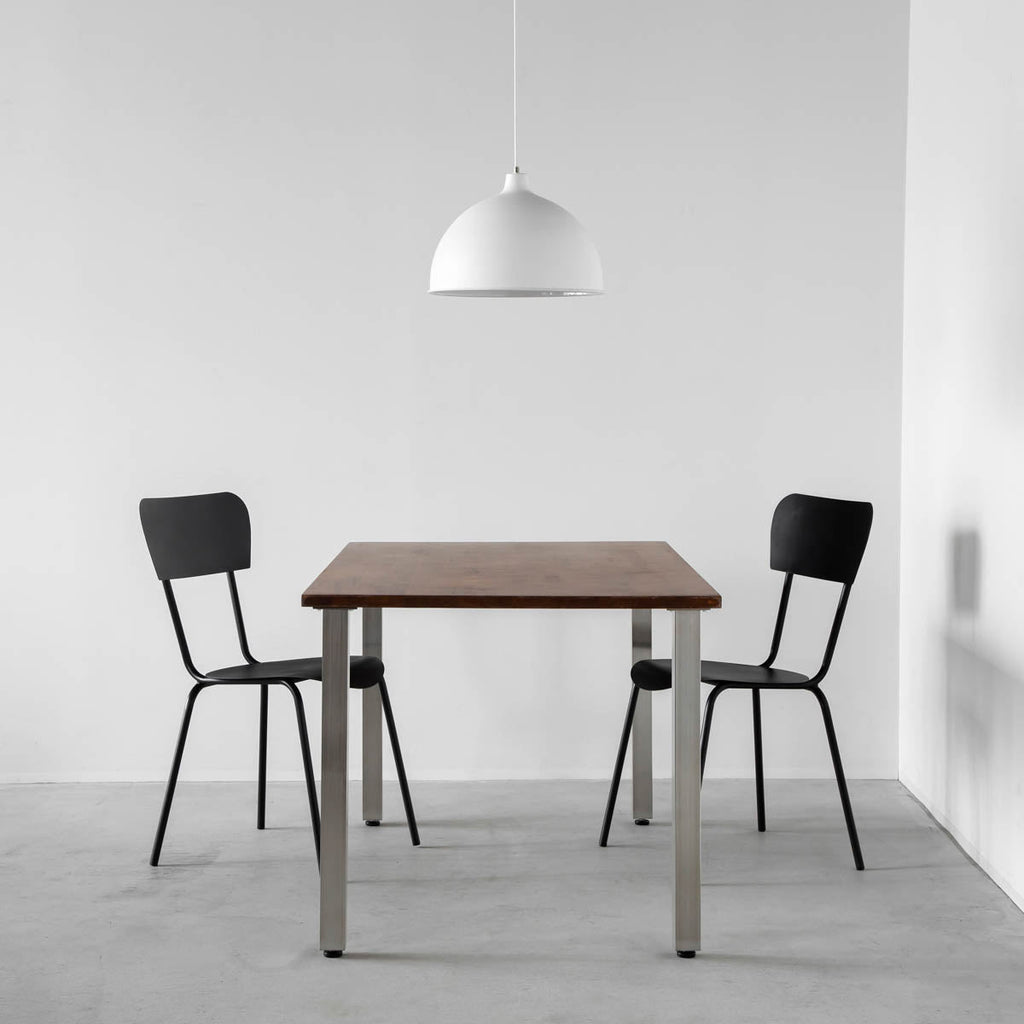 かなでもののマットホワイトの美しいアイアンの質感にシンプルなシェードのデザインが映えるペンダントライトとテーブルと椅子