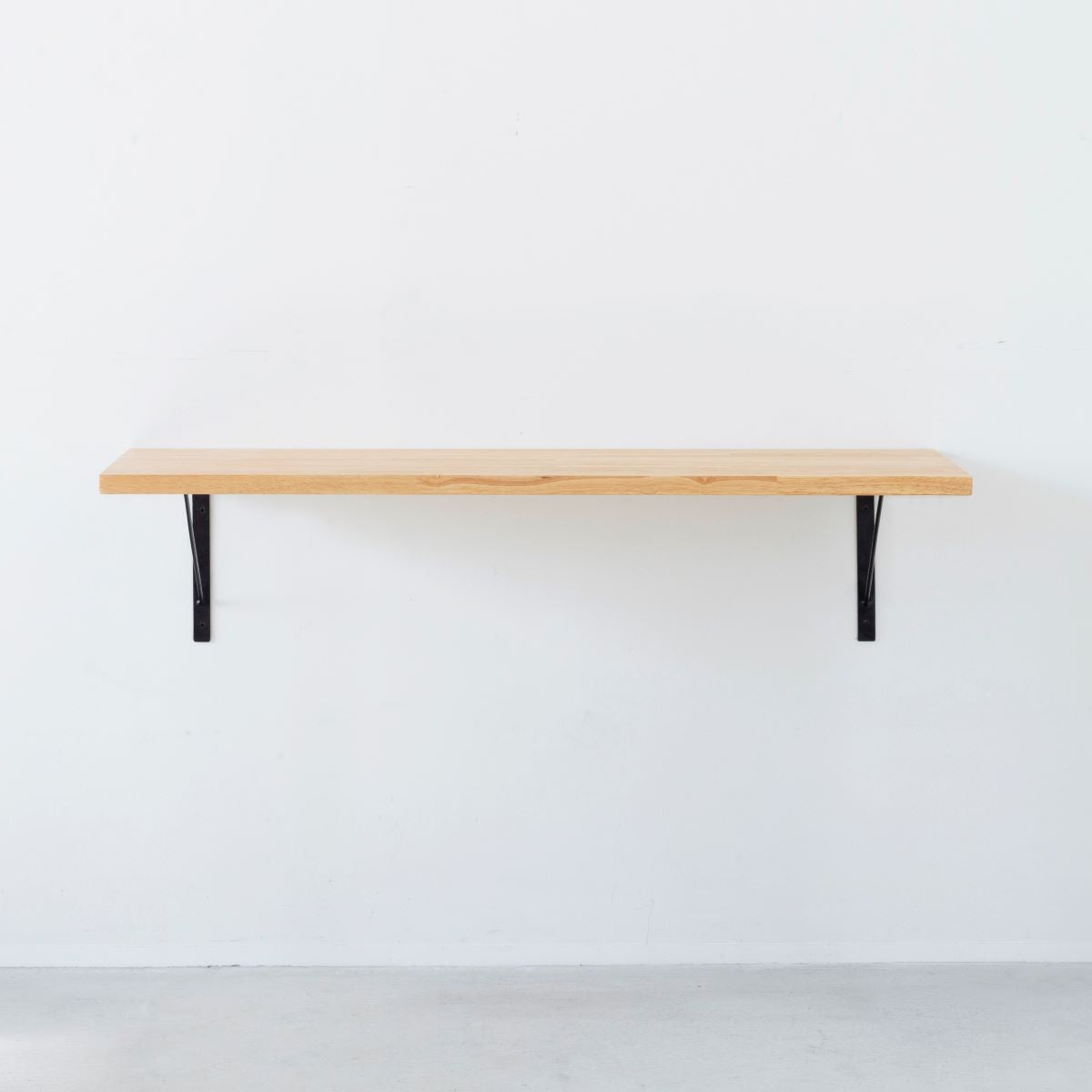 かなでもののナチュラルなカウンターテーブルと鉄の棚受け１