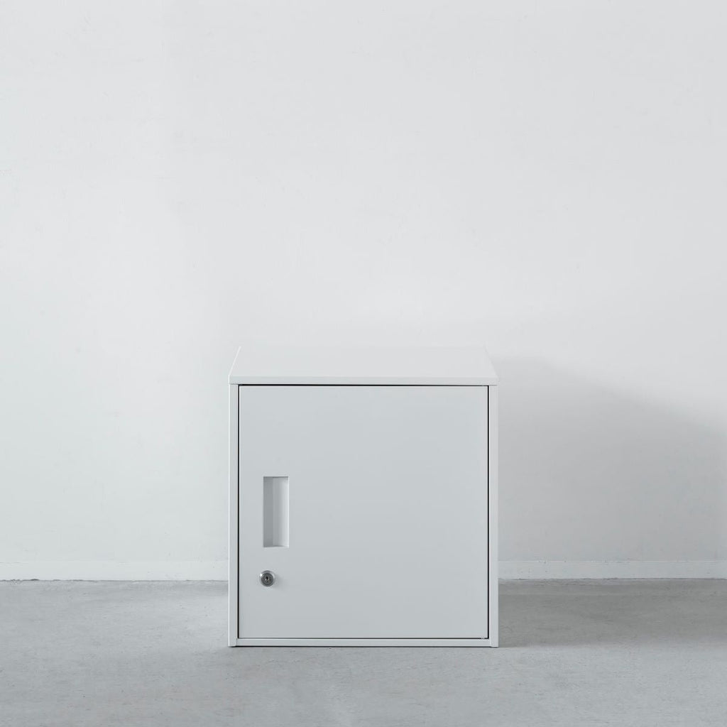 かなでもののスチールを使用したシンプルなホワイトのスモールロッカー1