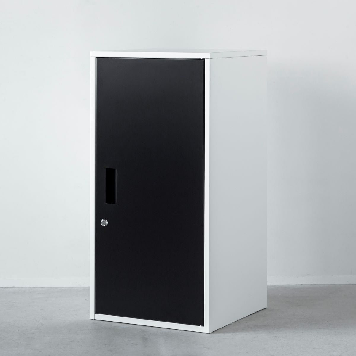 かなでもののスチールを使用したシンプルなブラックのラージロッカー2