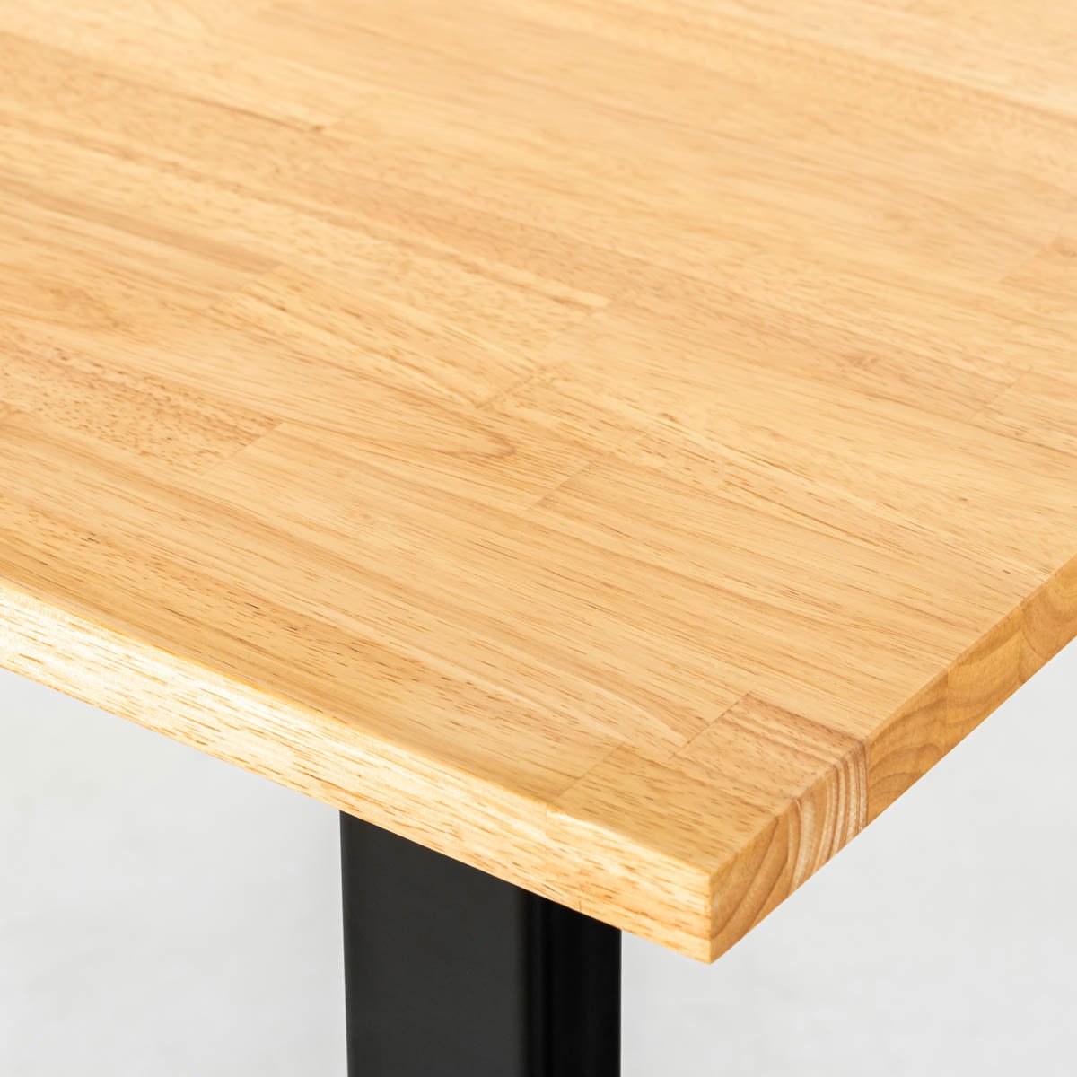 かなでもののBLOCK&TRAY付きのナチュラルなラバーウッド材の天板とスクエアの鉄脚を組み合わせたスタンディングデスク（天板角）