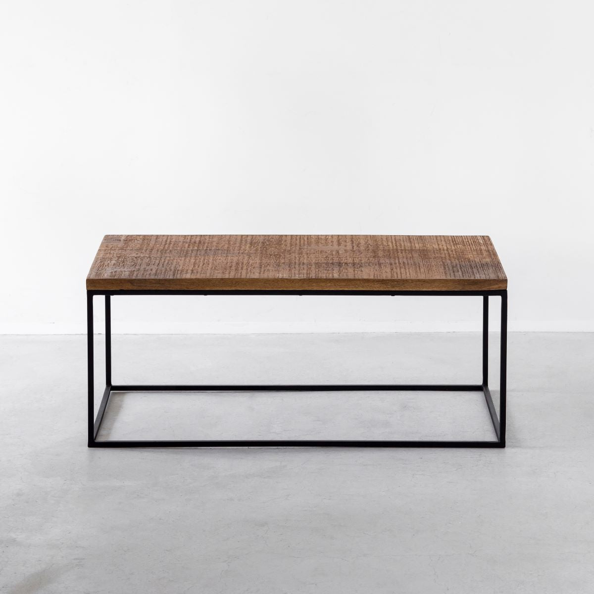 かなでもののヴィンテージ家具のような趣のある無垢のマンゴーウッドと品のある雰囲気のアイアン脚を組み合わせたシンプルなセンターテーブル