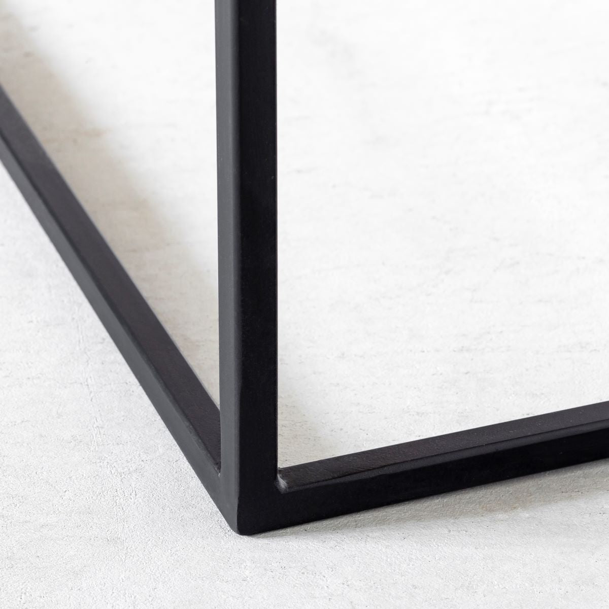 かなでものの品のある雰囲気のアイアン脚