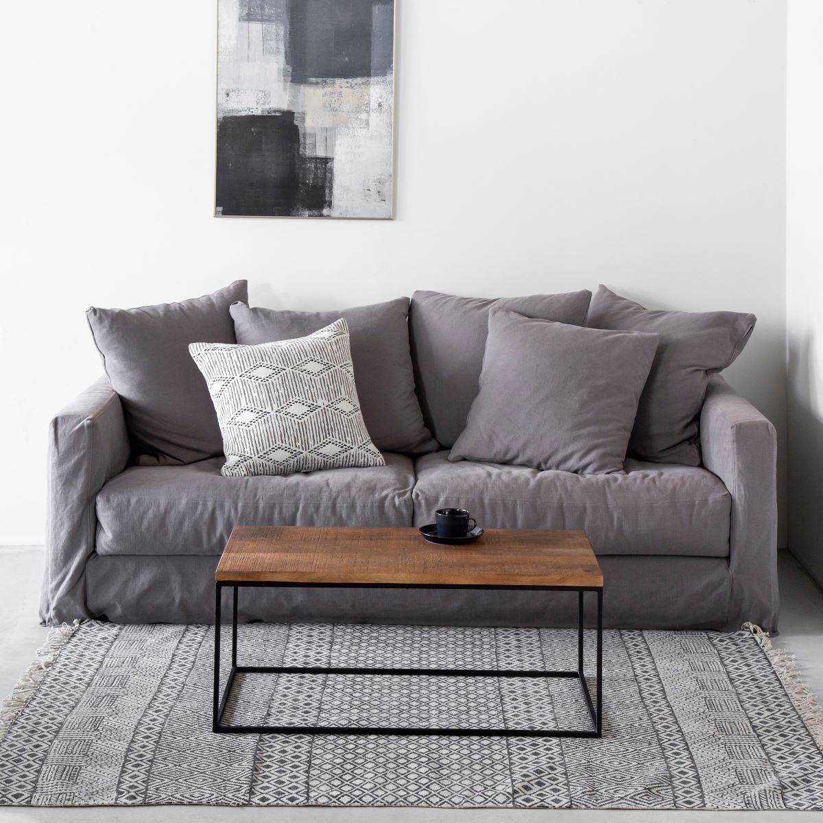 かなでもののヴィンテージ家具のような趣のある無垢のマンゴーウッドと品のある雰囲気のアイアン脚を組み合わせたシンプルなセンターテーブルとソファ