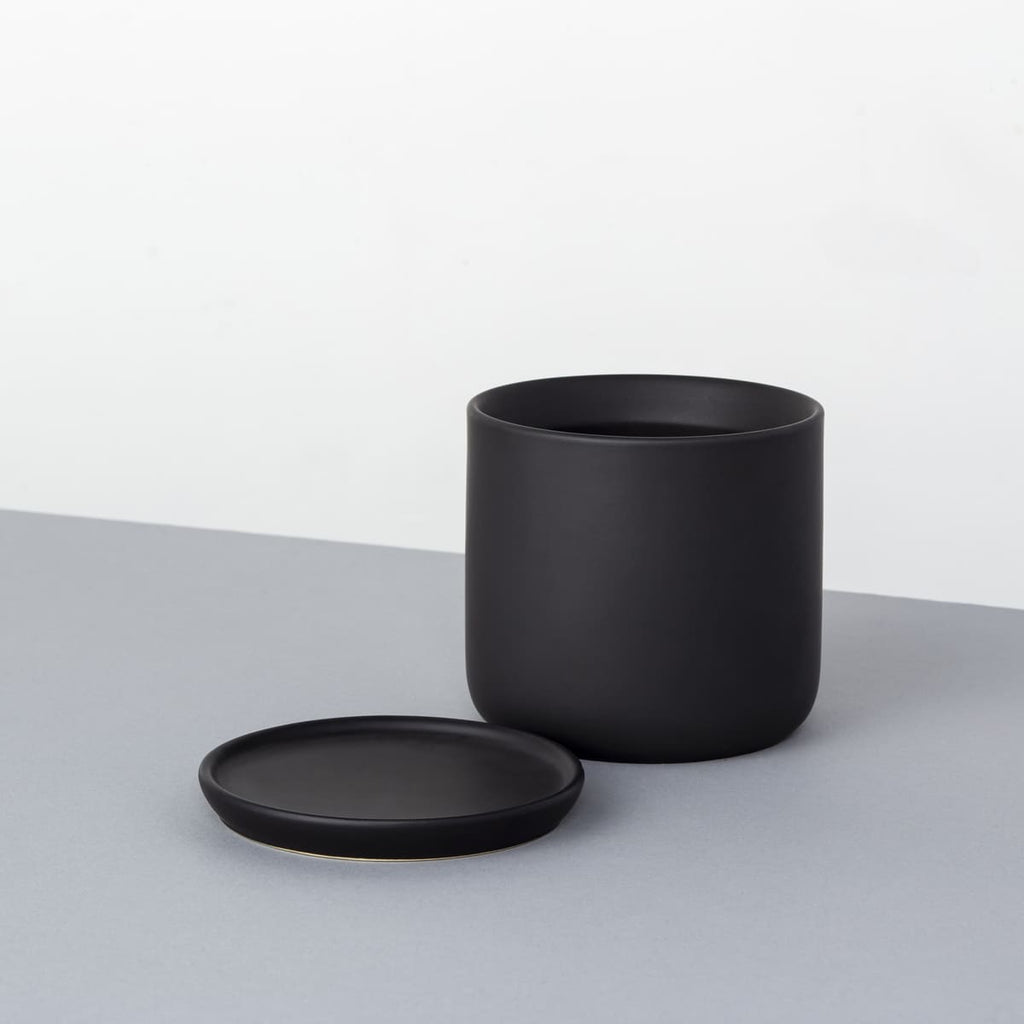 かなでもののセラミックを使用したシンプルでシックな雰囲気のブラックの鉢と鉢皿