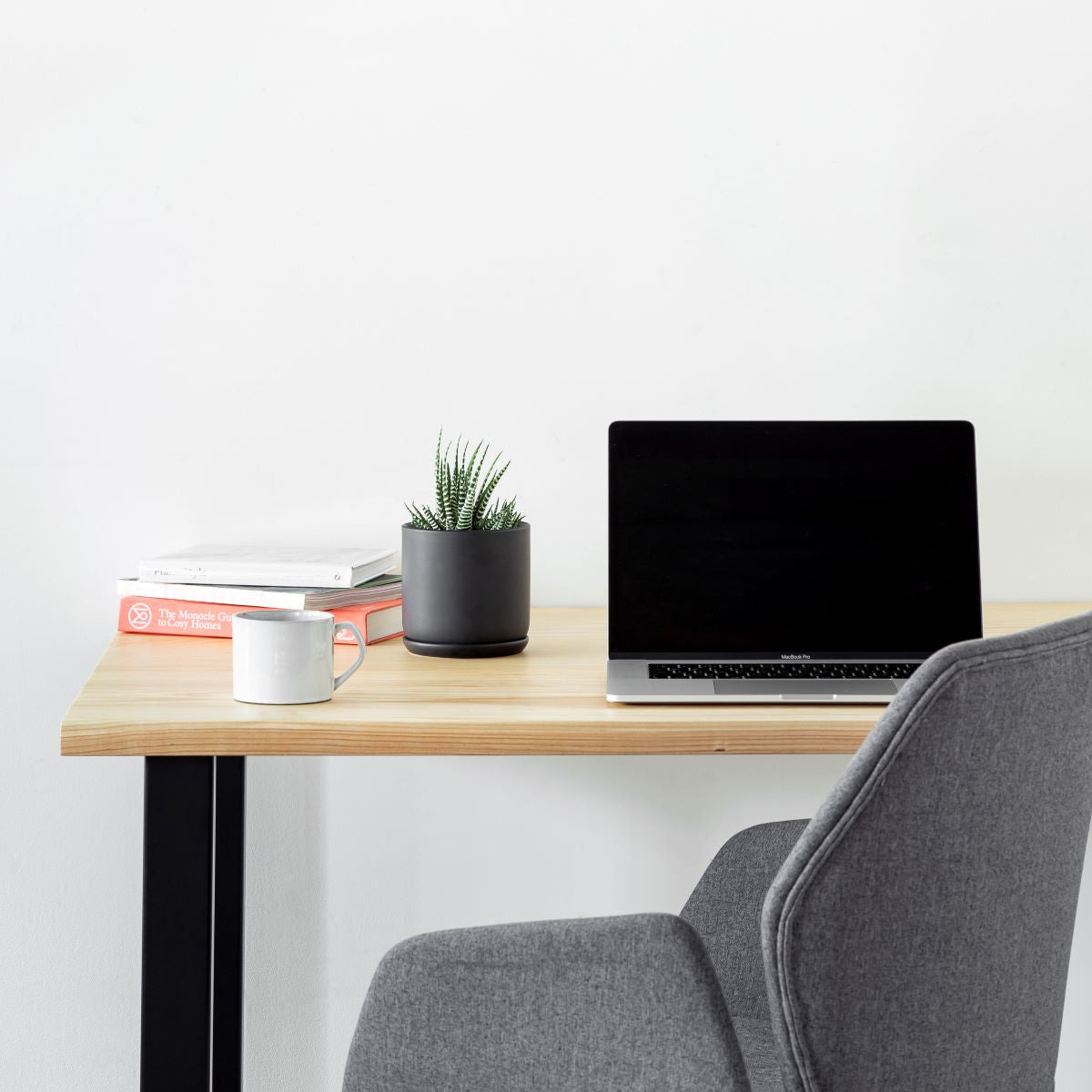 かなでもののセラミックを使用したシンプルでシックな雰囲気のブラックの鉢の使用例1