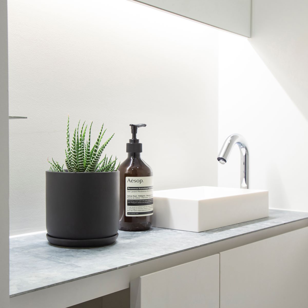 かなでもののセラミックを使用したシンプルでシックな雰囲気のブラックの鉢の使用例5