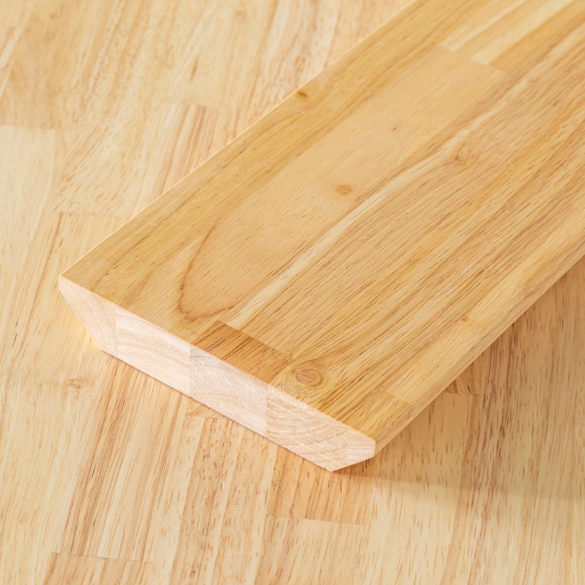 KANADEMONOのラバーウッドナチュラル天板にホワイトの鉄脚を合わせたBlock＆Tray配線孔付きスタンディングテーブル（ブロック）