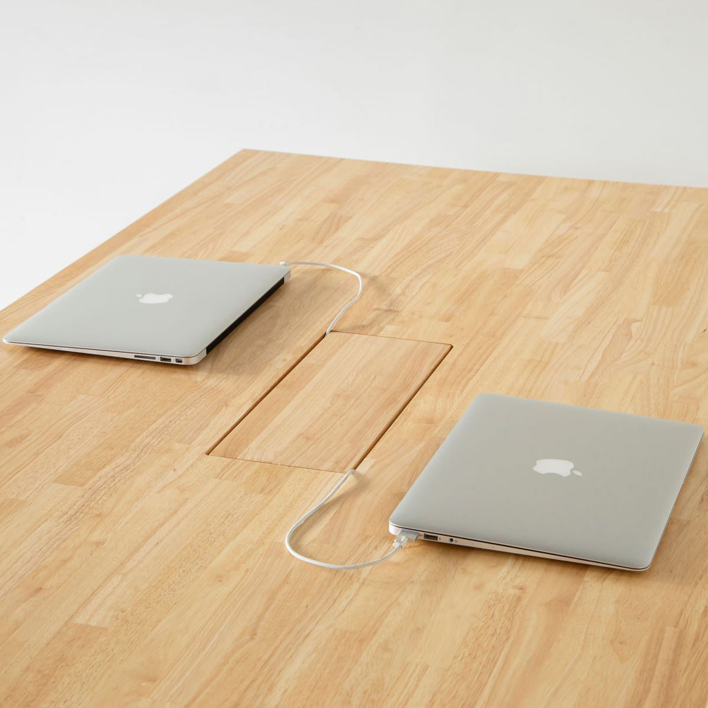 KANADEMONOのラバーウッドナチュラル天板にホワイトの鉄脚を合わせたBlock＆Tray配線孔付きスタンディングテーブル（配線使用例２）