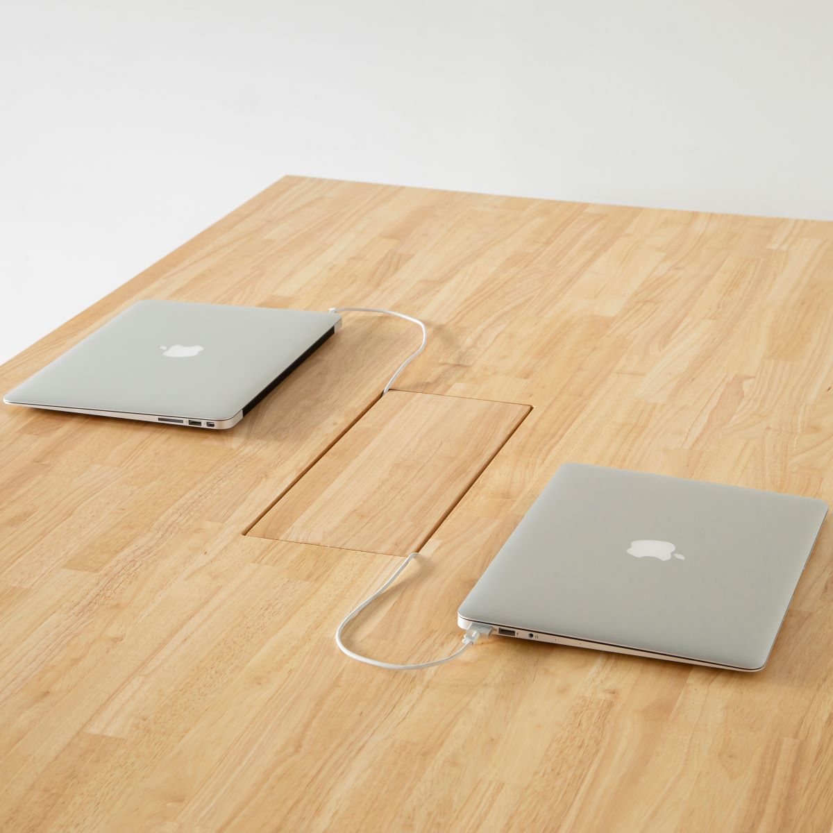 KANADEMONOのラバーウッドナチュラル天板にホワイトの鉄脚を合わせたBlock＆Tray配線孔付きスタンディングテーブル（配線使用例２）