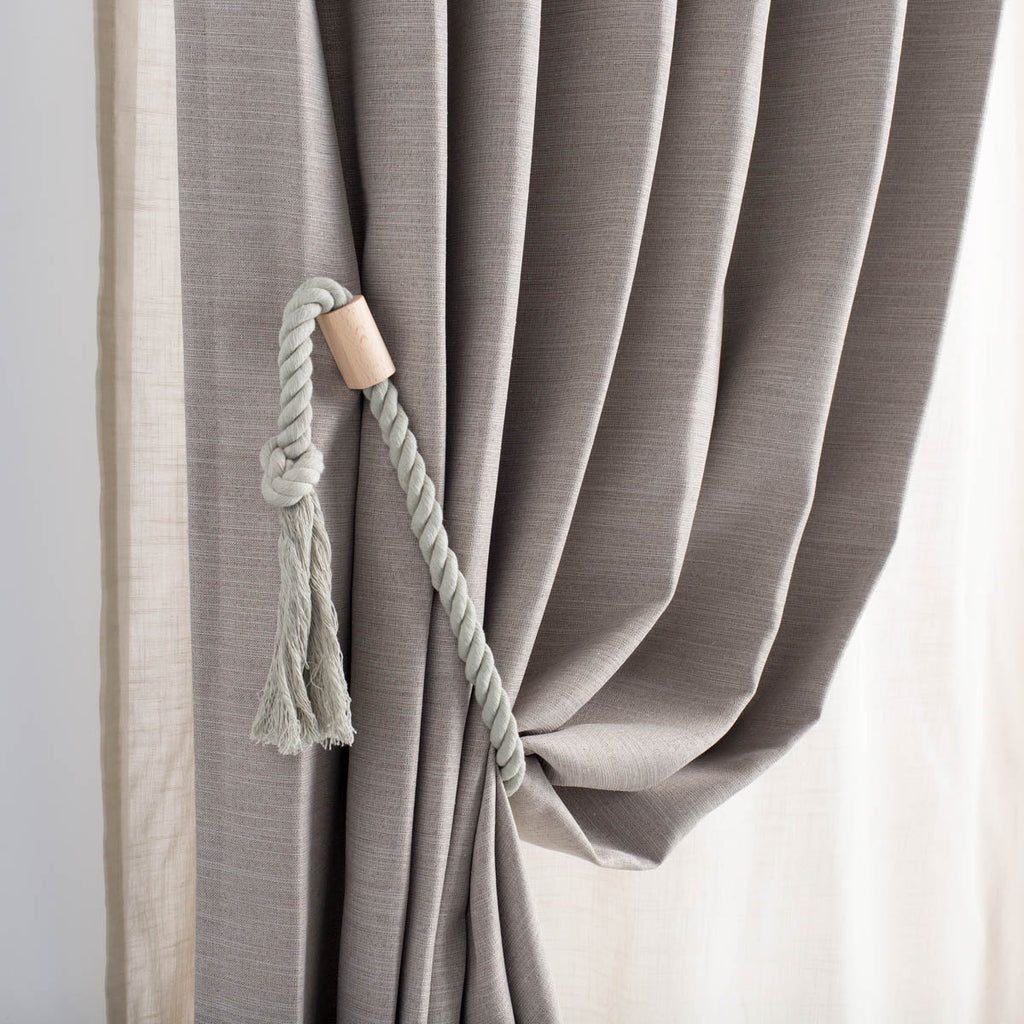かなでもののざっくりと編んだロープと木の留め具がアンニュイな雰囲気を醸し出すスタイリッシュなライトグレー色の素敵なマグネットタッセル(横からのアングル)