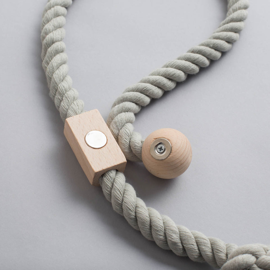 かなでもののざっくりと編んだロープと木の留め具がアンニュイな雰囲気を醸し出すスタイリッシュなライトグレー色の素敵なマグネットタッセル(タッセル単体)・クローズアップ