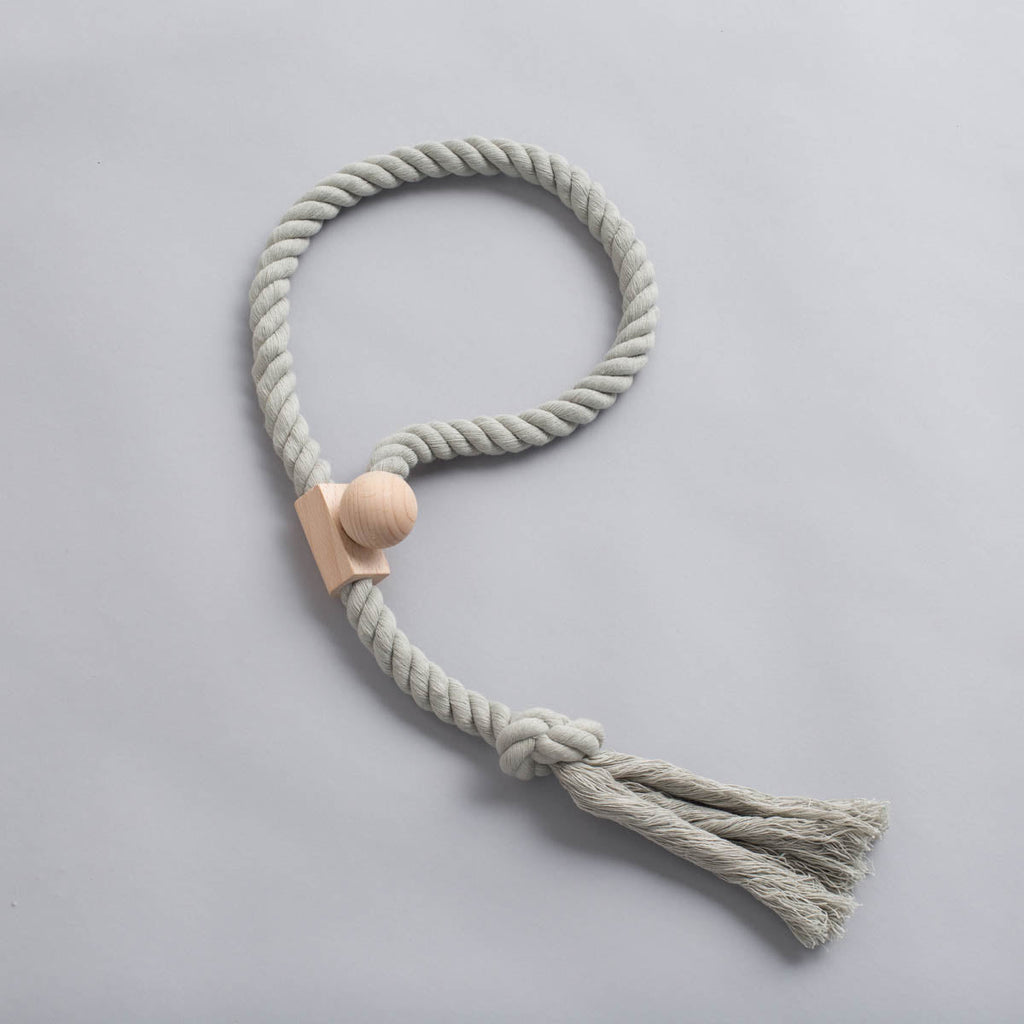 かなでもののざっくりと編んだロープと木の留め具がアンニュイな雰囲気を醸し出すスタイリッシュなライトグレー色の素敵なマグネットタッセル(タッセル単体)