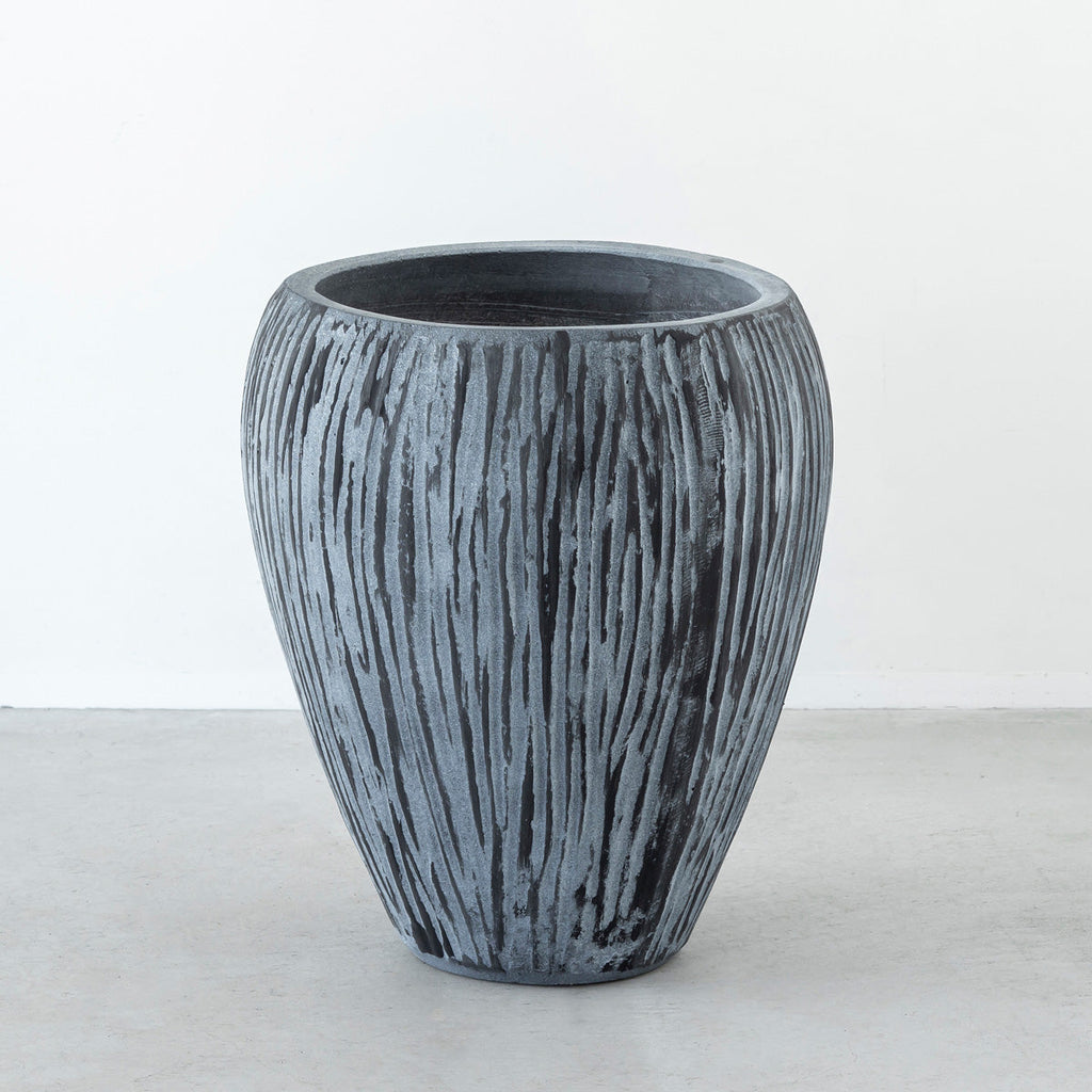 かなでもののセメントファイバーグラスを使用した縞模様のカービングが美しいシックモダンなブラックの壺型鉢
