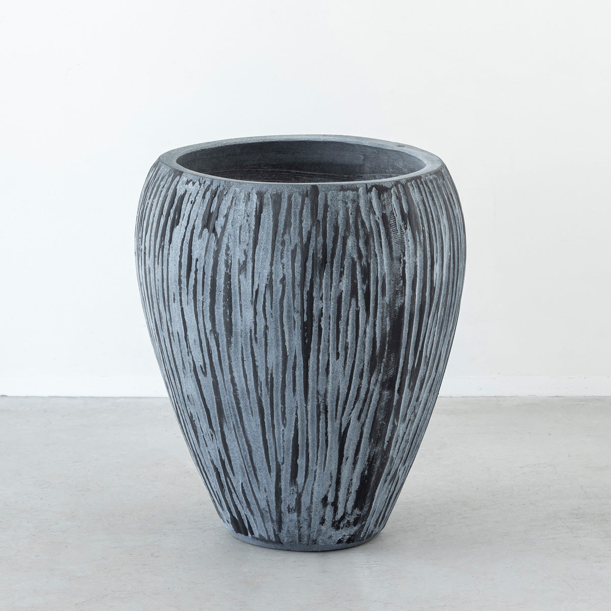 かなでもののセメントファイバーグラスを使用した縞模様のカービングが美しいシックモダンなブラックの壺型鉢