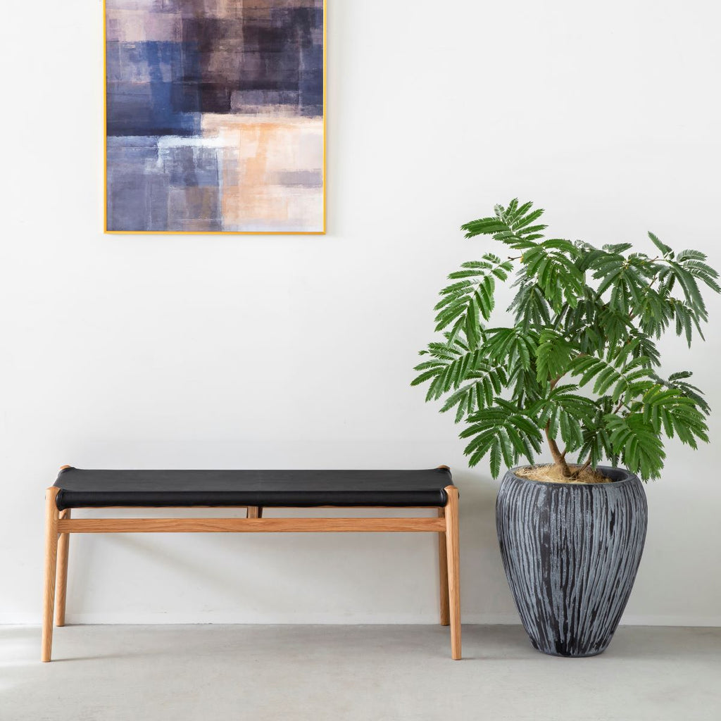 かなでもののセメントファイバーグラスを使用した縞模様のカービングが美しいシックモダンなブラックの壺型鉢の使用例4