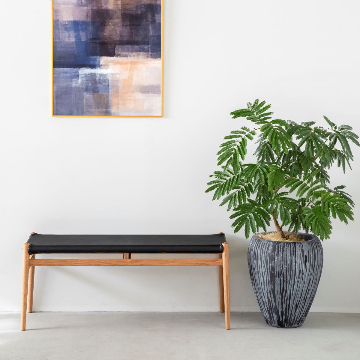 かなでもののセメントファイバーグラスを使用した縞模様のカービングが美しいシックモダンなブラックの壺型鉢の使用例4