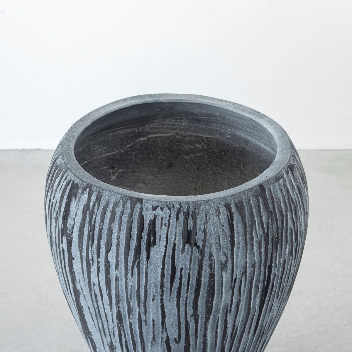 かなでもののセメントファイバーグラスを使用した縞模様のカービングが美しいシックモダンなブラックの壺型鉢の内側