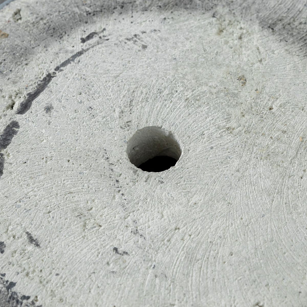 かなでもののセメントファイバーグラスを使用した縞模様のカービングが美しいシックモダンなブラックの壺型鉢の底