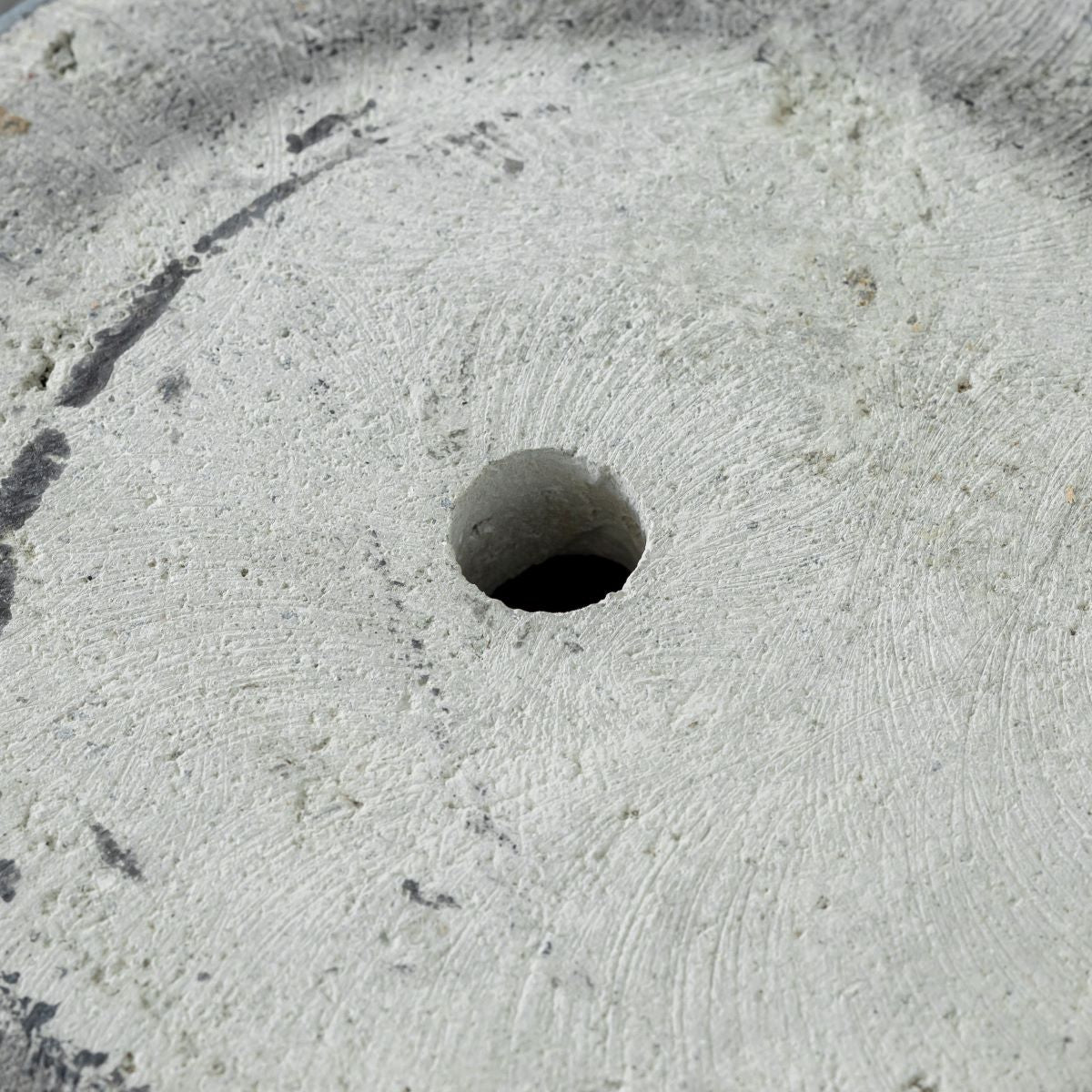 かなでもののセメントファイバーグラスを使用した縞模様のカービングが美しいシックモダンなブラックの壺型鉢の底