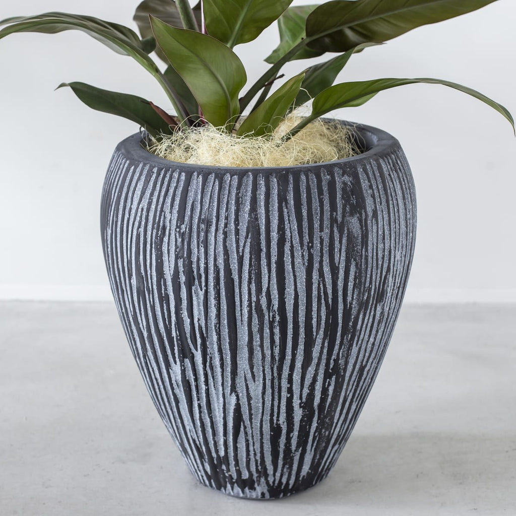 かなでもののセメントファイバーグラスを使用した縞模様のカービングが美しいシックモダンなブラックの壺型鉢の使用例1