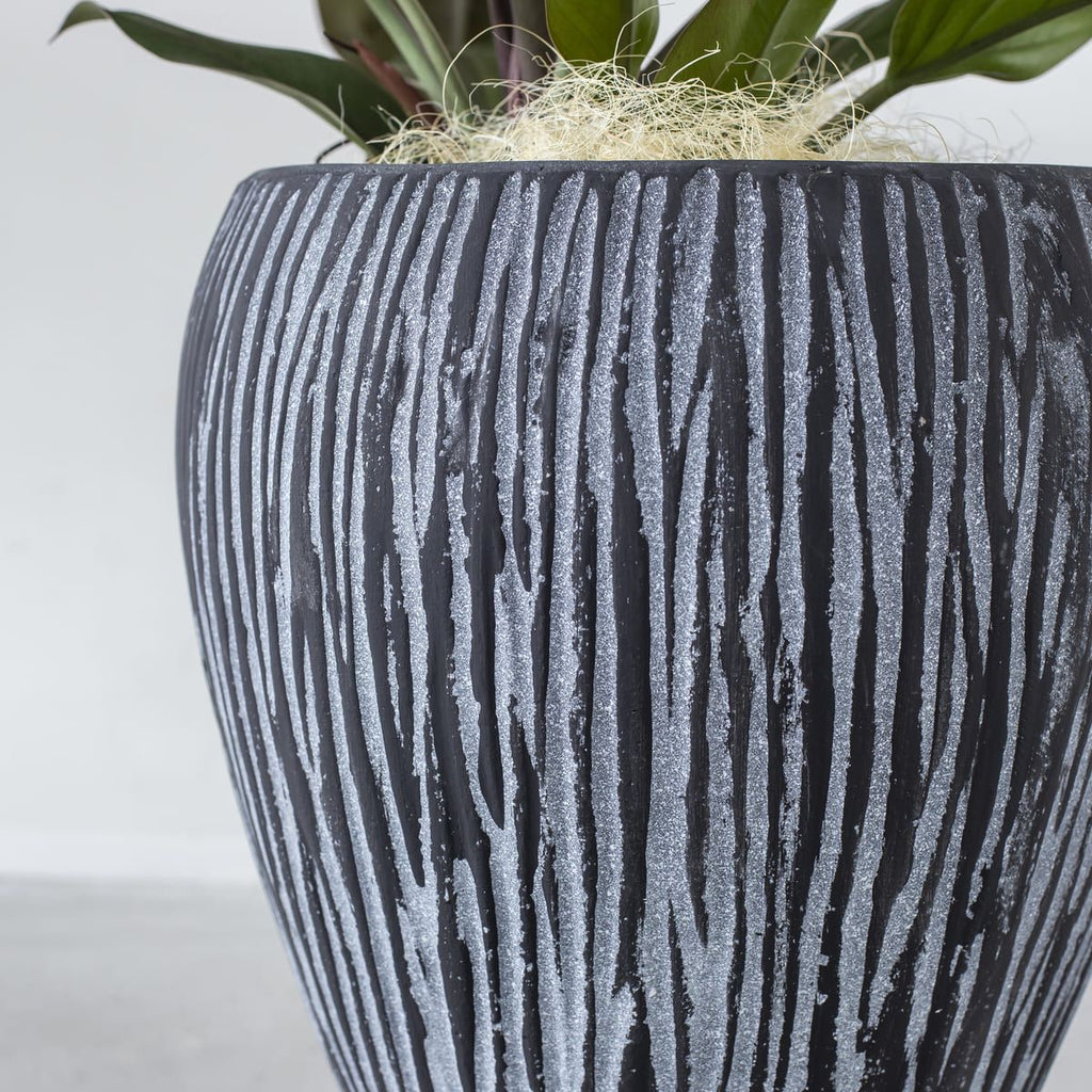 かなでもののセメントファイバーグラスを使用した縞模様のカービングが美しいシックモダンなブラックの壺型鉢の使用例2