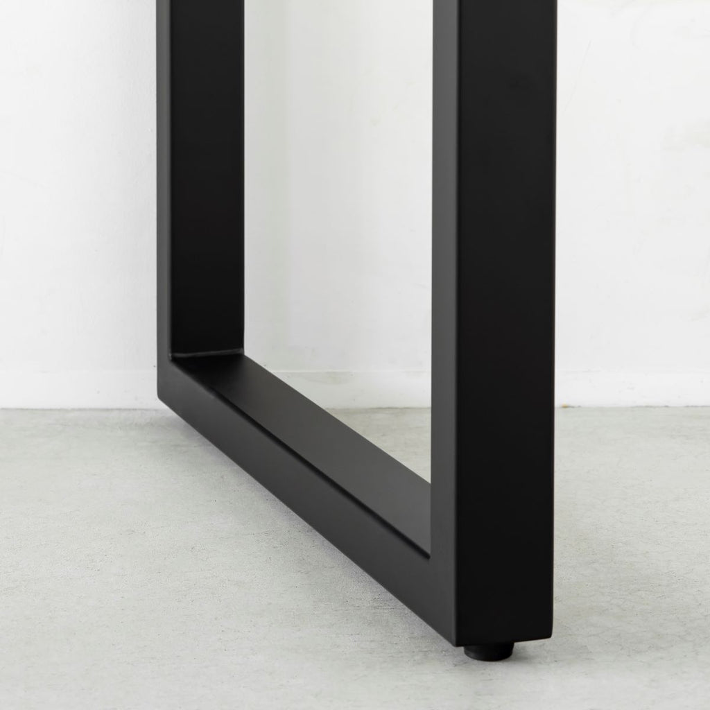 かなでもののBLOCK&TRAY付きのナチュラルなラバーウッド材の天板とスクエアの鉄脚を組み合わせたスタンディングデスク（脚2）