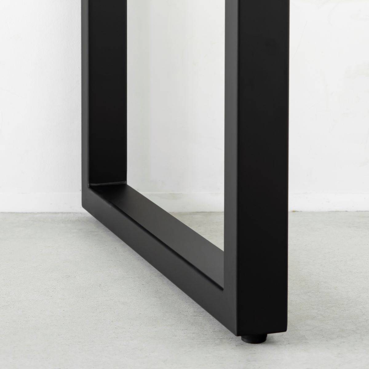 かなでもののBLOCK&TRAY付きのナチュラルなラバーウッド材の天板とスクエアの鉄脚を組み合わせたスタンディングデスク（脚2）