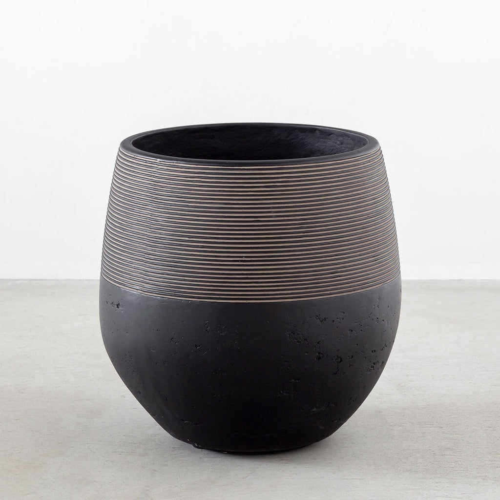 かなでもののファイバーセメントを使用したナチュラルモダンなブラックの大きめ鉢