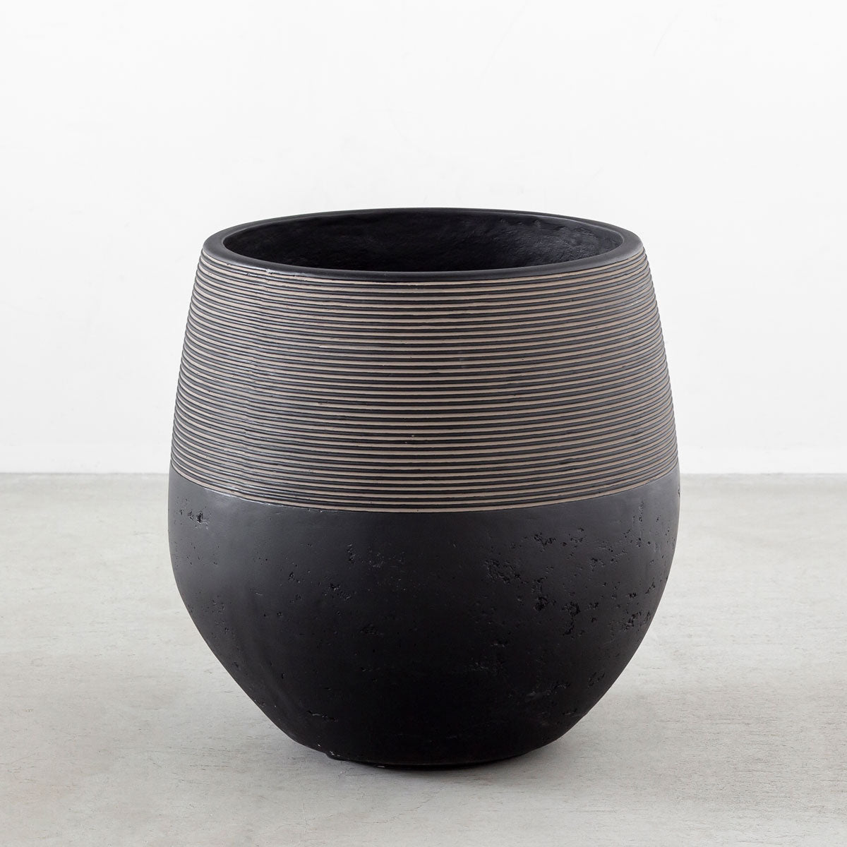かなでもののファイバーセメントを使用したナチュラルモダンなブラックの大きめ鉢