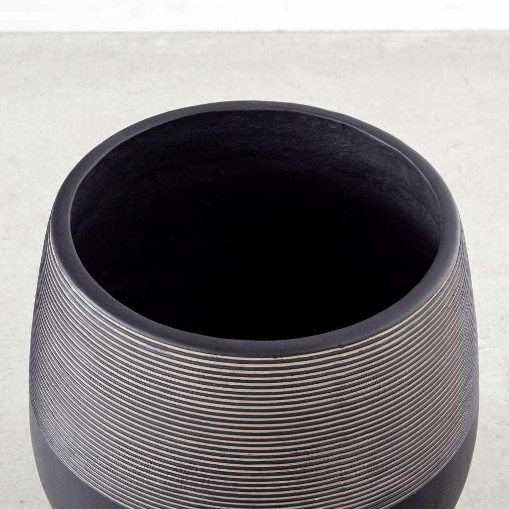かなでもののファイバーセメントを使用したナチュラルモダンなブラックの大きめ鉢の内側
