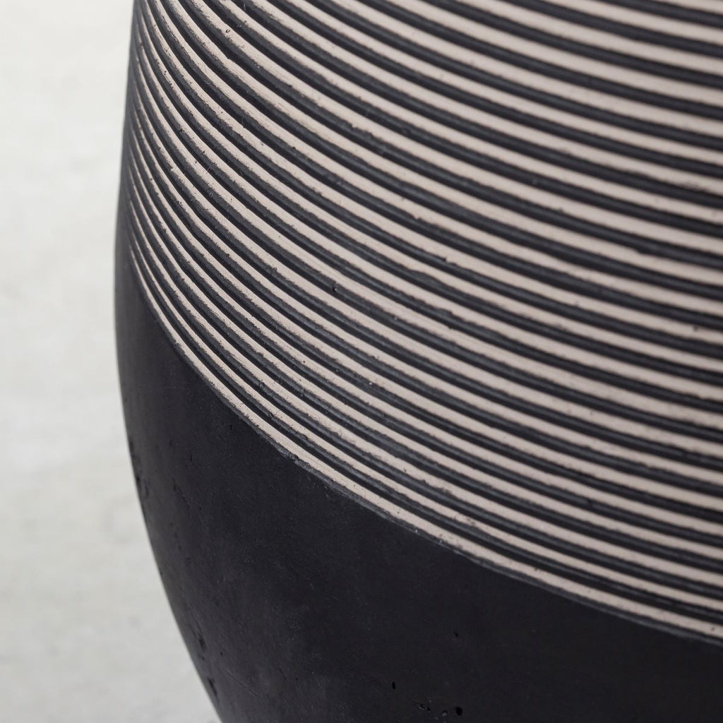 かなでもののファイバーセメントを使用したナチュラルモダンなブラックの大きめ鉢のフォルム