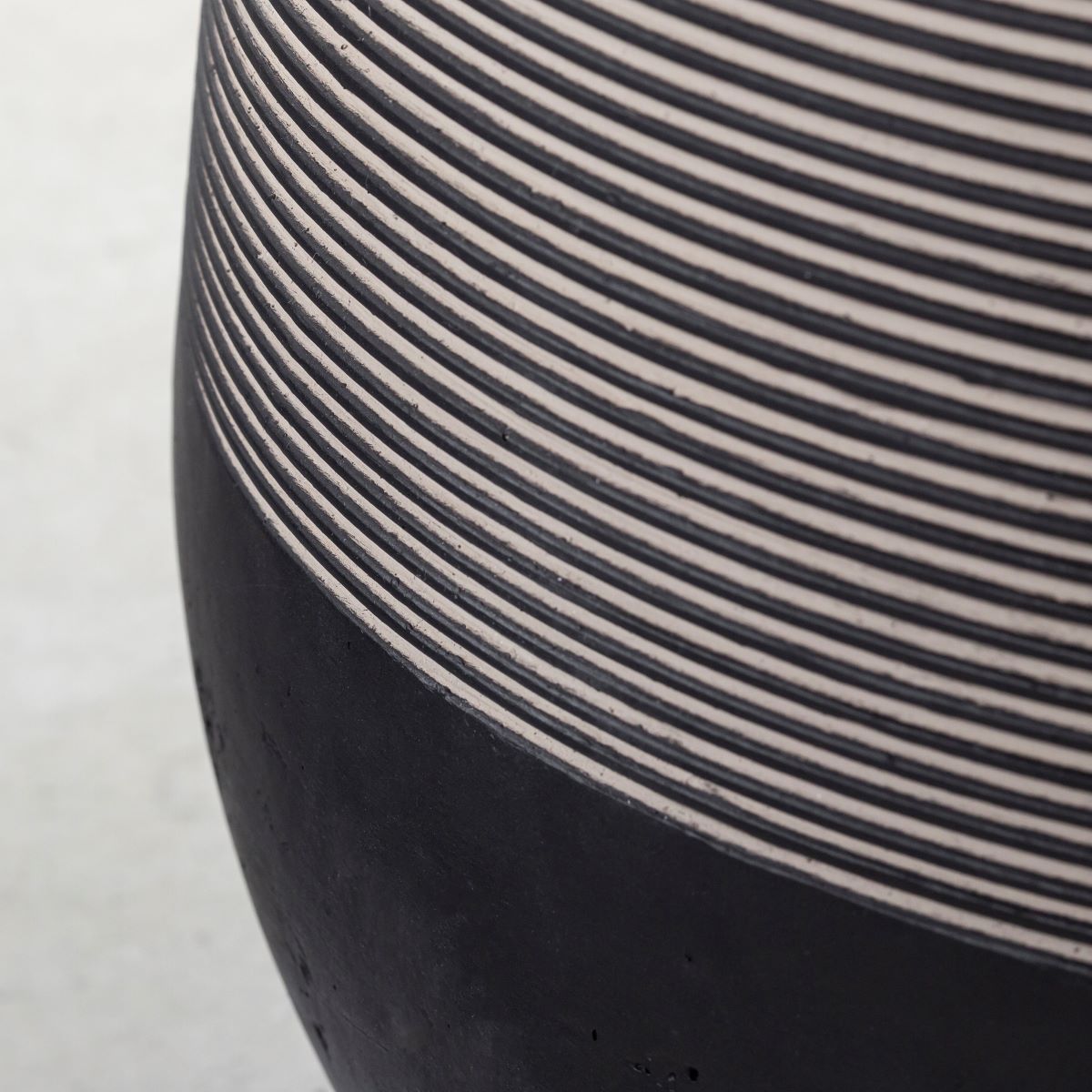 かなでもののファイバーセメントを使用したナチュラルモダンなブラックの大きめ鉢のフォルム