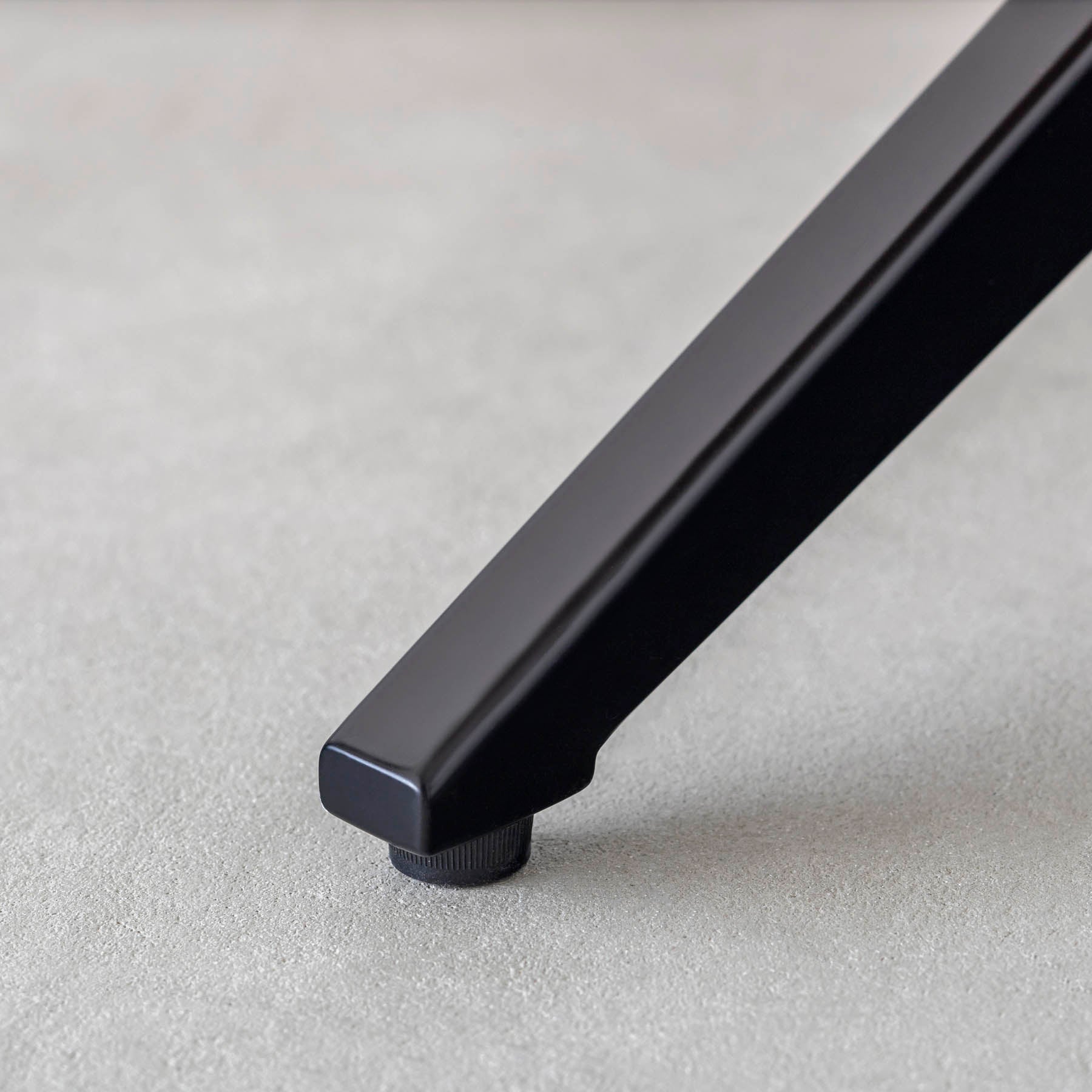 スマート造作カフェテーブル / 無垢 ブラックチェリー　黒スチール脚 4本脚 × ラウンド φ61 - 80