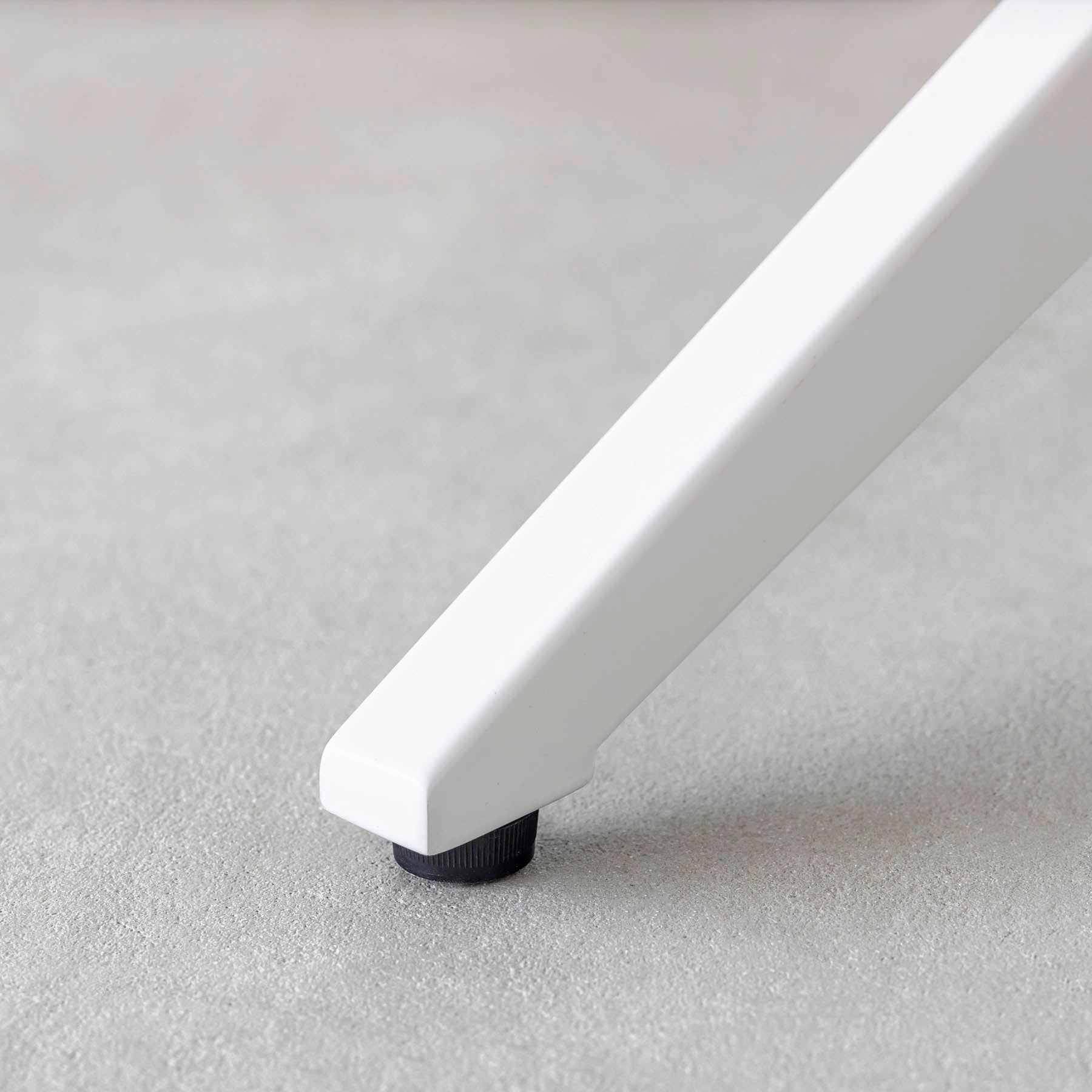 スマート造作カフェテーブル / ブビンガ　白スチール脚 4本脚 × ラウンド φ81 - 90