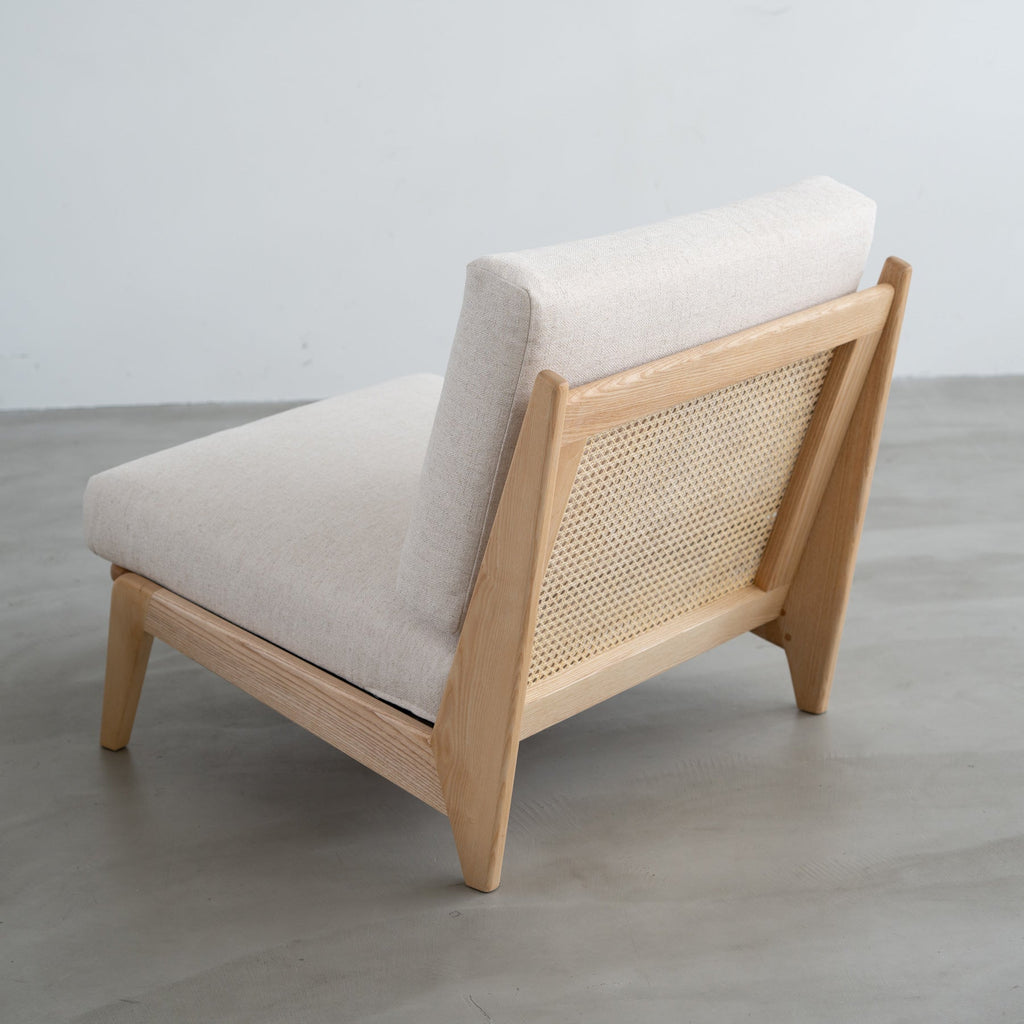 木製フレームの3人掛けソファ（アッシュ／アイボリー）