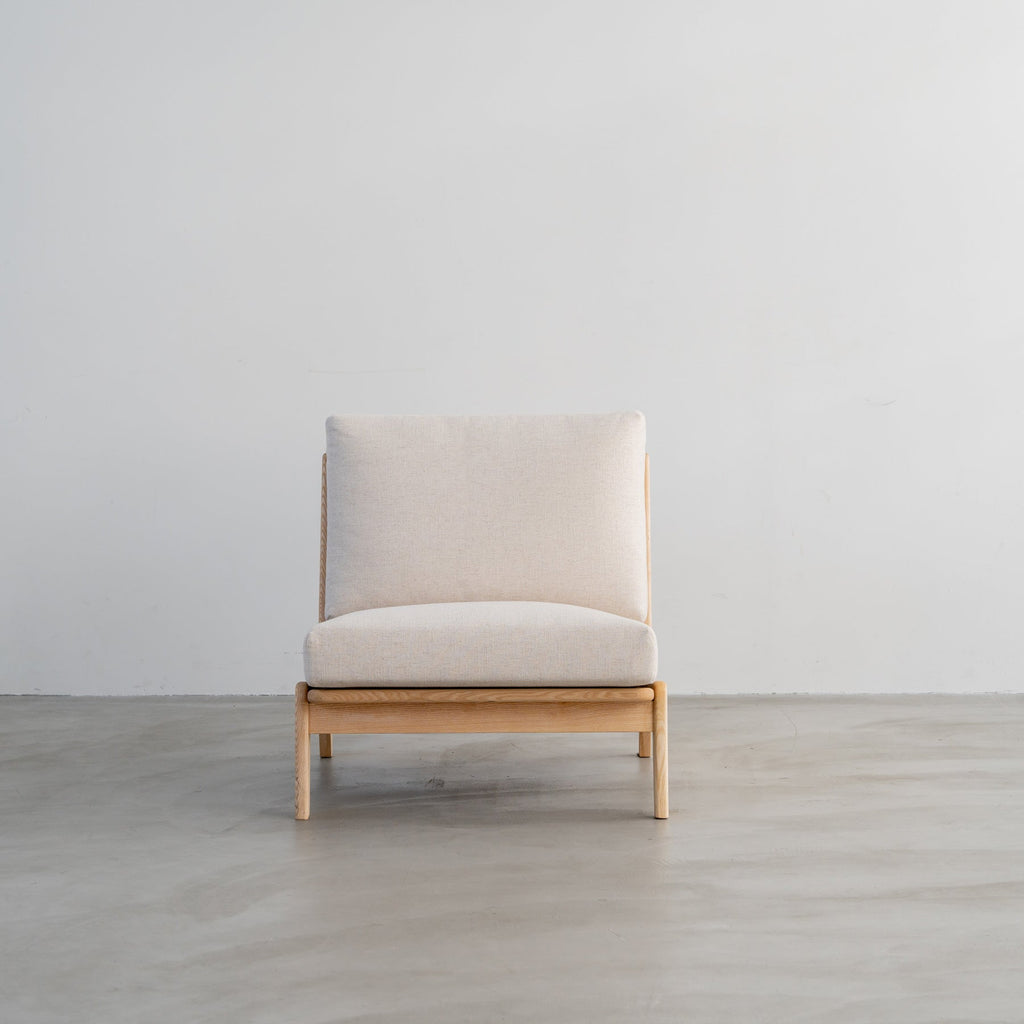 木製フレームの3人掛けソファ（アッシュ／アイボリー）